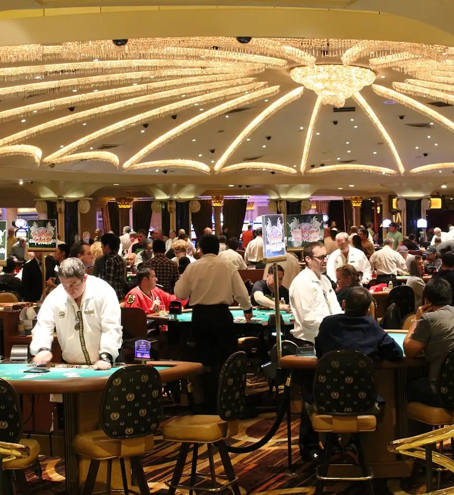 Travl casinosal med spilleborde under en stor lysekrone